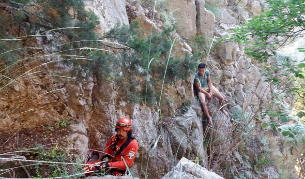 Kayalıklarda mahsur kalan tatilcileri AKUT kurtardı...