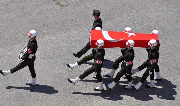 Teröristler yine bayramda saldırdı: 3 asker şehit