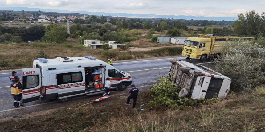 Kontrolden çıkan servis minibüsü devrildi: 7 yaralı