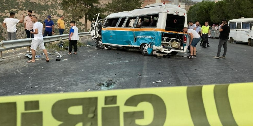 Servis aracı, minibüsten inen yolcuların arasına daldı: Ölü ve yaralılar var