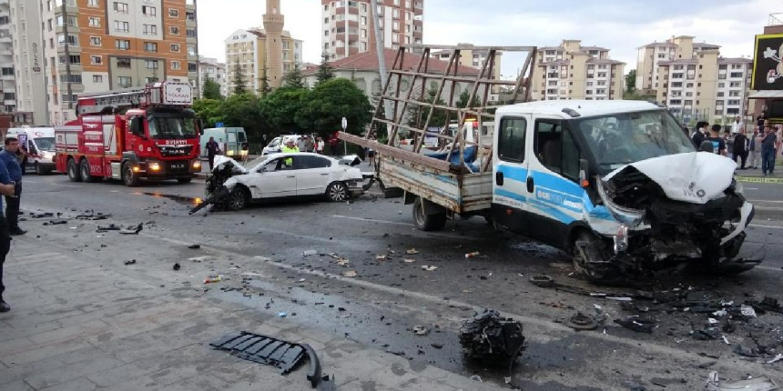 Kayseri'de 3 araç çarpıştı, ortalık savaş alanına döndü: 1'i ağır 3 yaralı