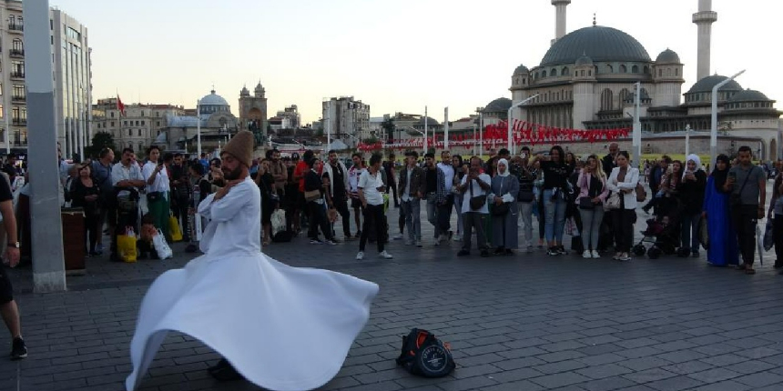 Taksim Meydanı’nda sema gösterisi büyük ilgi çekti