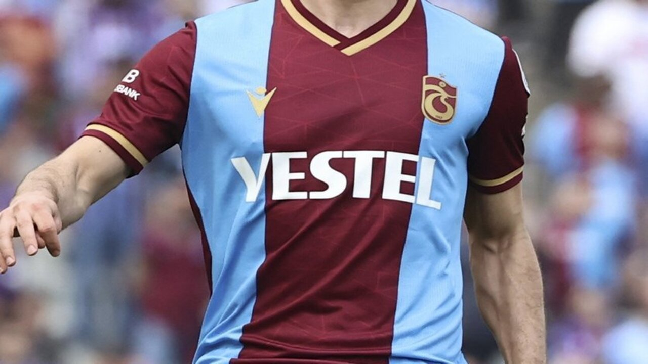 Trabzonspor - Kızılyıldız maçında sakatlık şoku! Sedyeyle oyundan çıktı...