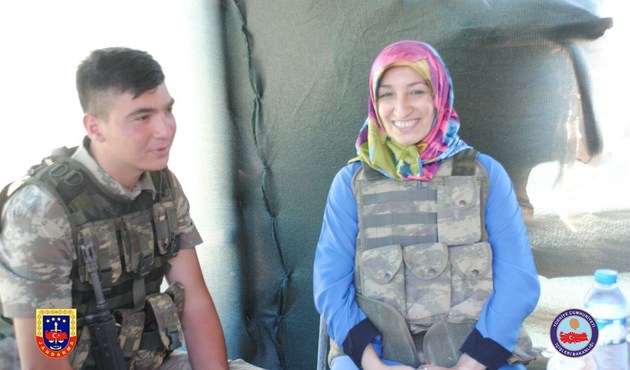 Diyarbakır'da nöbet tutan Mehmetçiğe bayram sürprizi...
