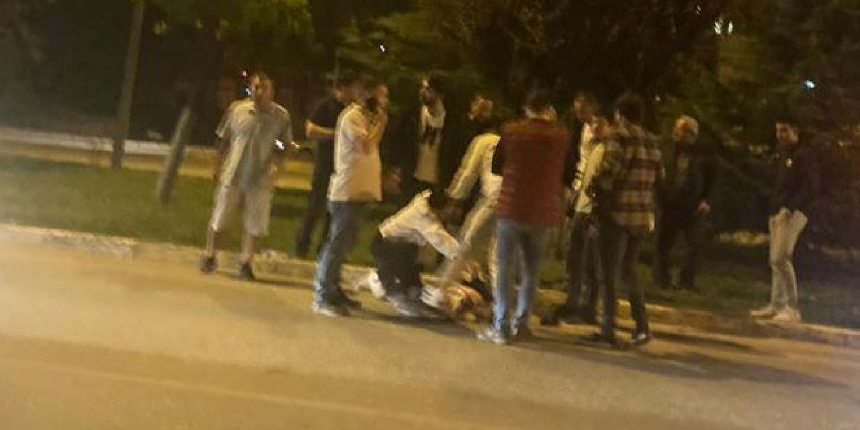 Köpeklerden kaçarken ticari taksinin altında kaldı!