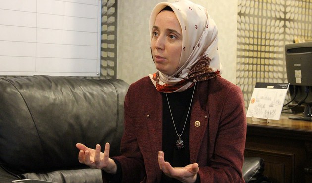 Milletvekili Fatma Benli'den görme engelliler için kartvizit...