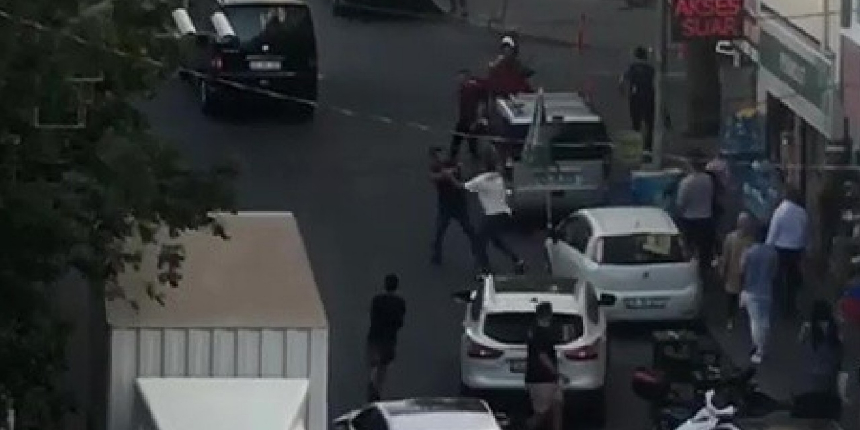 Kırmızı ışıkta geçerken çarptığı çocuğu dövdü!