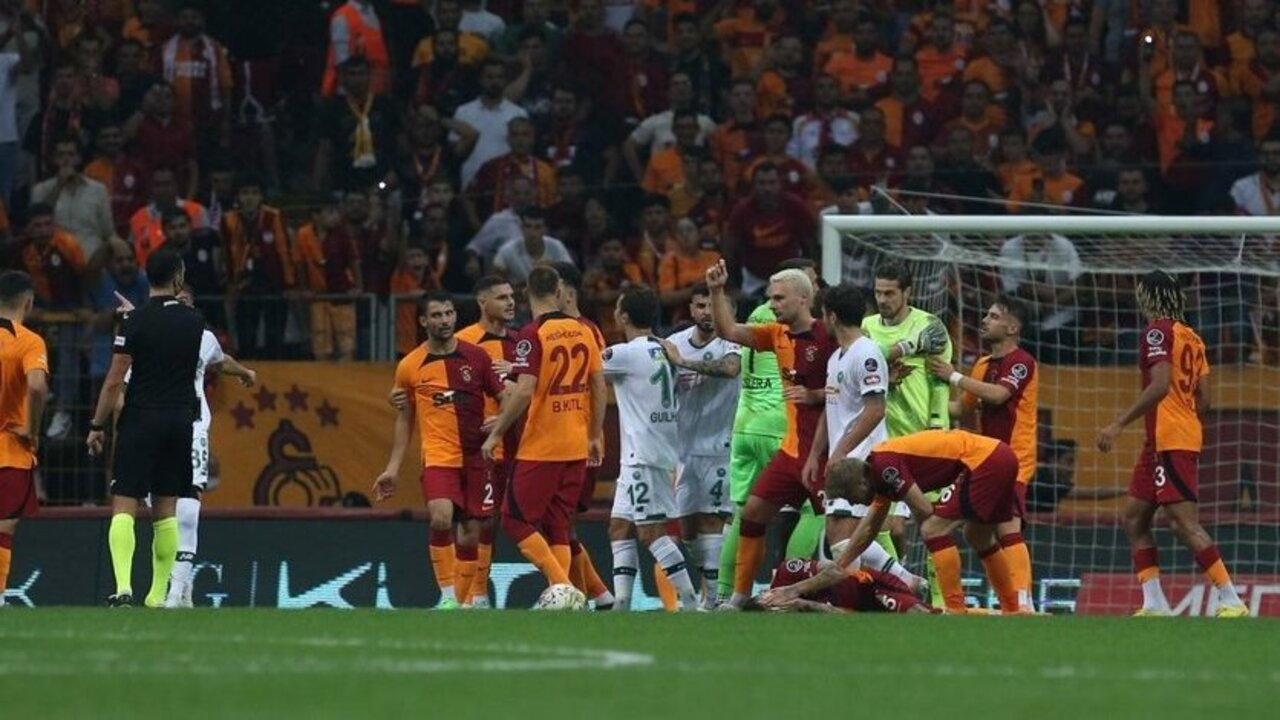 Galatasaray - Konyaspor maçında ortalık karıştı! Hakem kırmızı kartını çıkardı