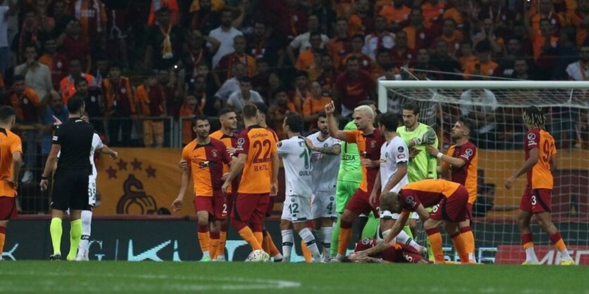 Galatasaray - Konyaspor maçında ortalık karıştı! Hakem kırmızı kartını çıkardı