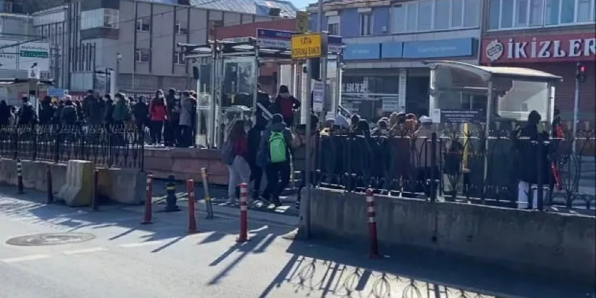 İstanbul'da tramvayda arıza yaşandı, her yeri duman kapladı!