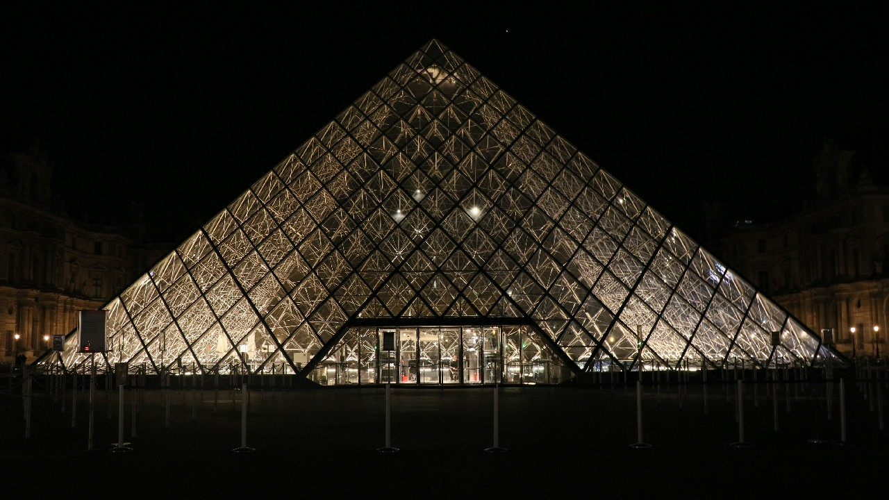 Louvre Müzesi piramidi, enerji tasarrufu için erken karartıldı