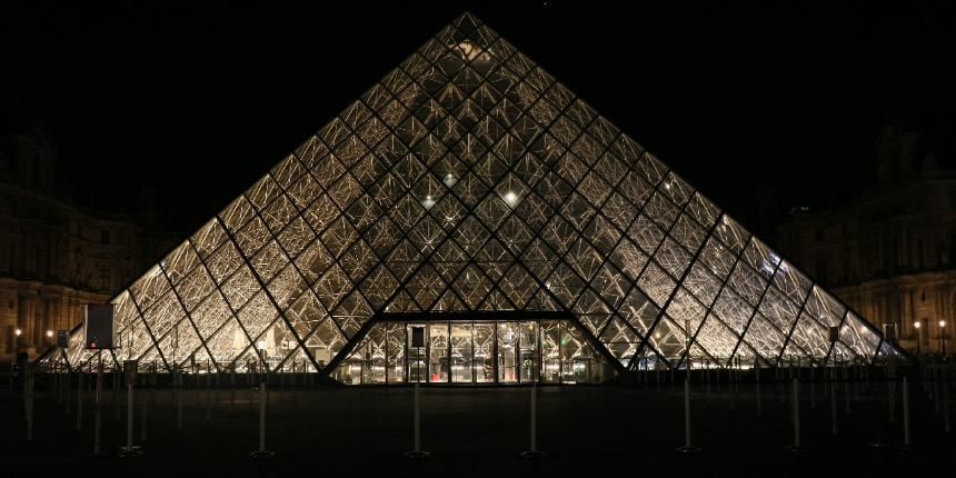Louvre Müzesi piramidi, enerji tasarrufu için erken karartıldı