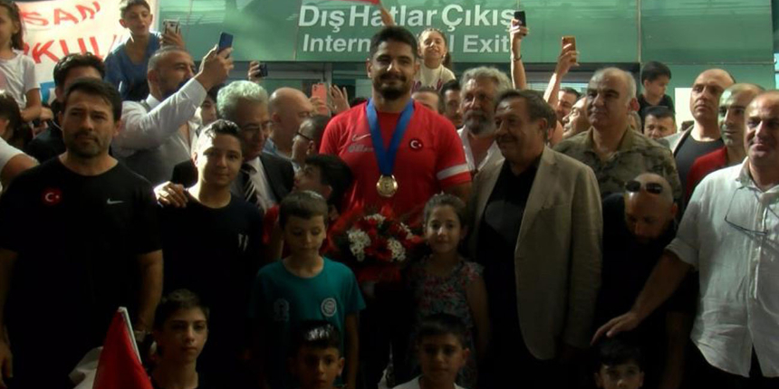 Taha Akgül'e coşkulu karşılama