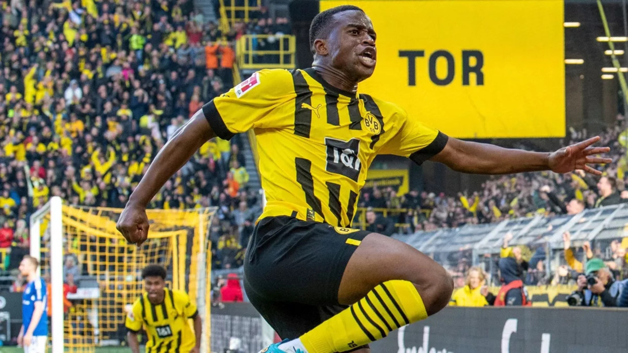 Ruhr derbisi bildiğimiz gibi! Borussia Dortmund sahasında Schalke 04'ü 1-0 yendi