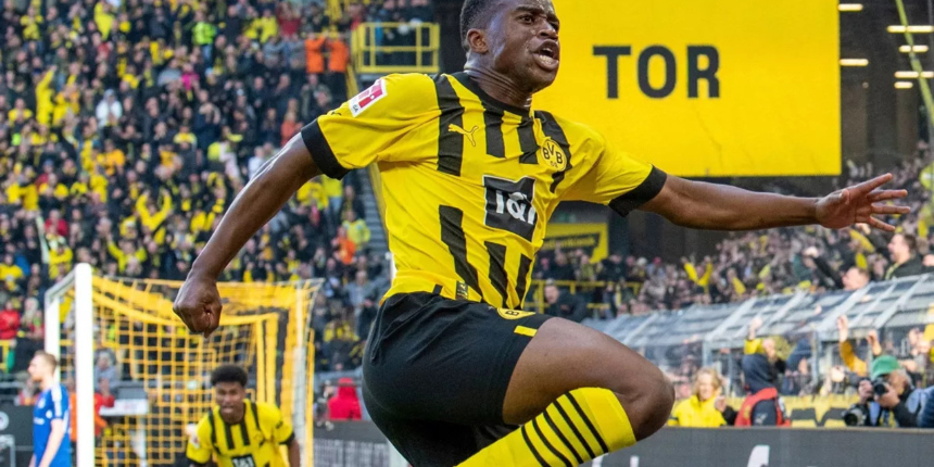 Ruhr derbisi bildiğimiz gibi! Borussia Dortmund sahasında Schalke 04'ü 1-0 yendi