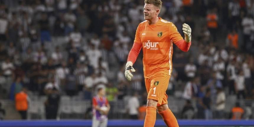 İstanbulspor - Beşiktaş maçına damga vuran hata! David Jensen öyle bir gol yedi ki...