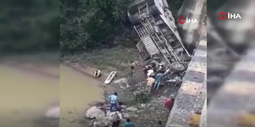 Hindistan'da otobüs nehre düştü: 7 ölü, 22 yaralı