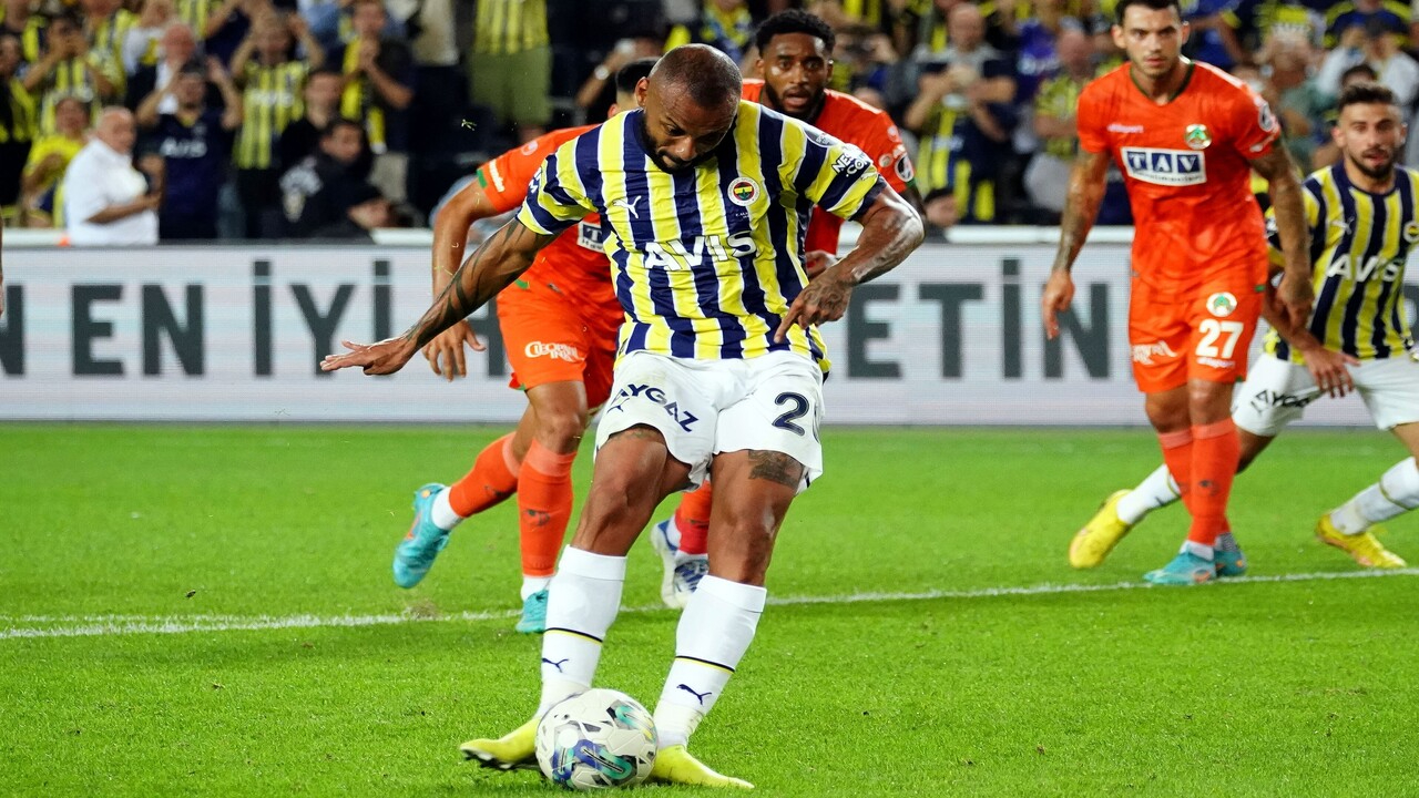 Fenerbahçe - Alanyaspor maçında hakem beyaz noktayı gösterdi! İşte o pozisyon...