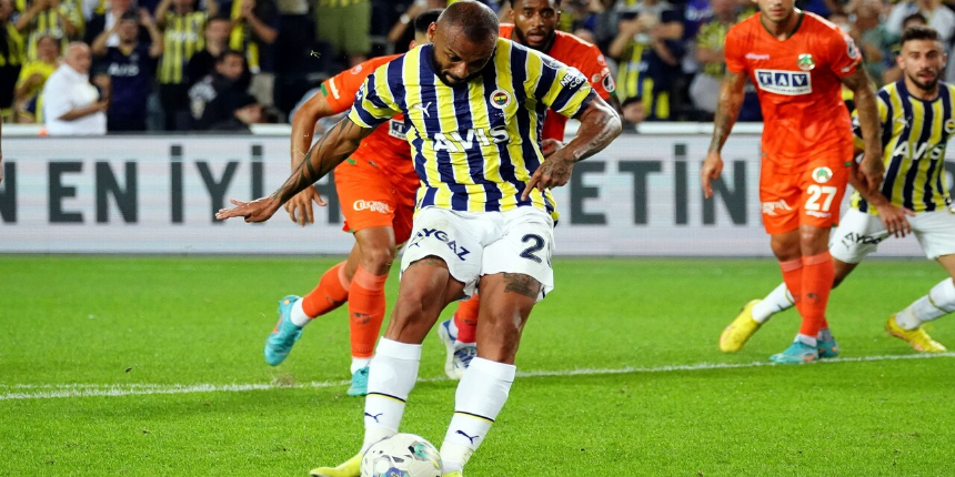 Fenerbahçe - Alanyaspor maçında hakem beyaz noktayı gösterdi! İşte o pozisyon...