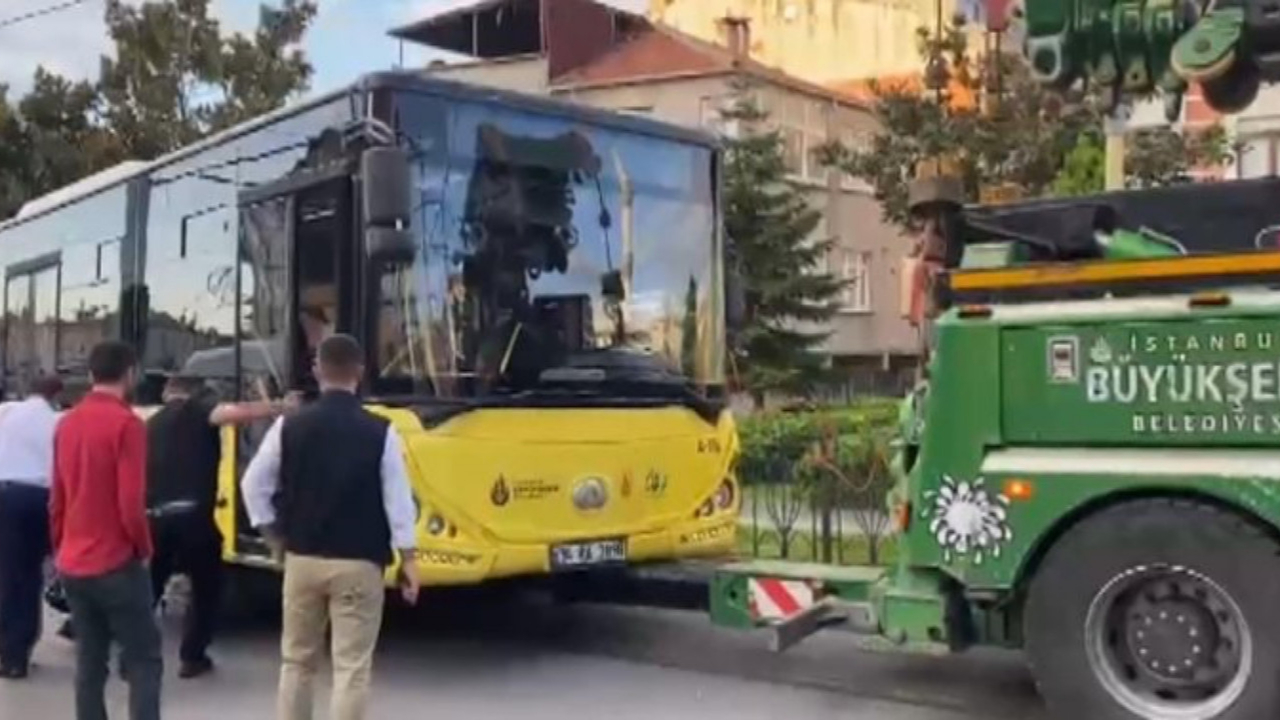 İstanbul güne böyle başladı: Kabataş-Bağcılar tramvayında İETT aracı kaza yaptı!
