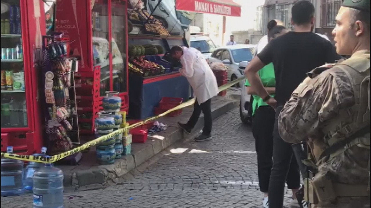 Fatih'te 2 polis, durdurdukları araçtaki 2 şüpheli şahıs tarafından silahla vuruldu!
