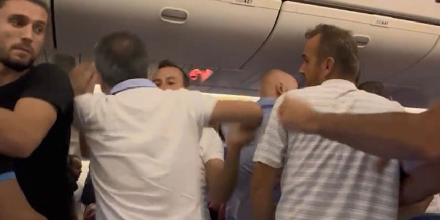 Pilot polis çağırdı! Gaziantep FK'nın bulunduğu Trabzon-İstanbul uçağında kavga çıktı