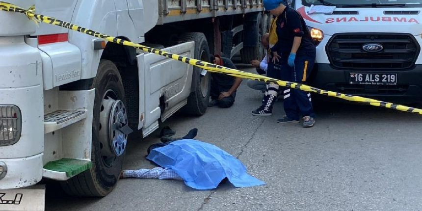 Tır altında kalan babalarını görünce yıkıldılar!