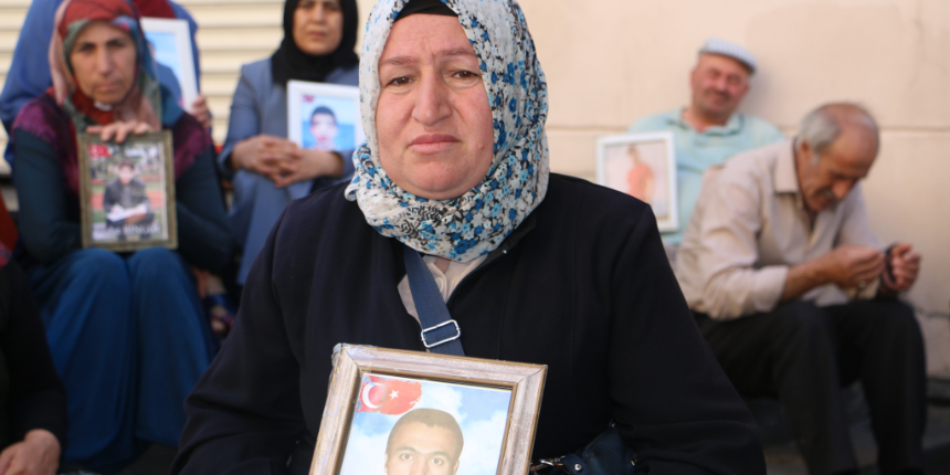 Evlat nöbetindeki anneden oğluna yürek yakan çağrı: Oğlum bu acı sen geldiğinde son bulacak!