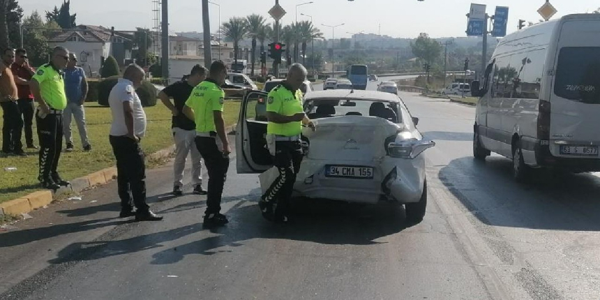 Kırmızı ışıkta bekleyen araçlara tur midibüsü çarptı, bir araç hurdaya döndü