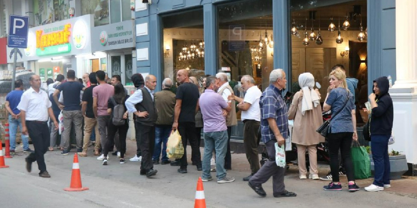 Vatandaşlar 5 litresi 135 liradan satılan sıvı yağ ve 2 kilosu 34 liradan satılan şeker için sıraya girdi