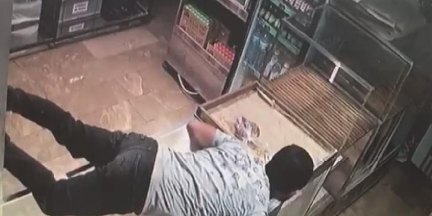 Güçlükle ulaştığı sadaka kutusunu böyle çaldı! O anlar kamerada...