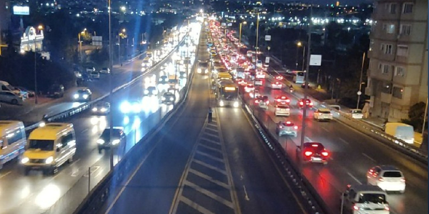 Avcılar'da arızalanan metrobüs yoğunluğa neden oldu