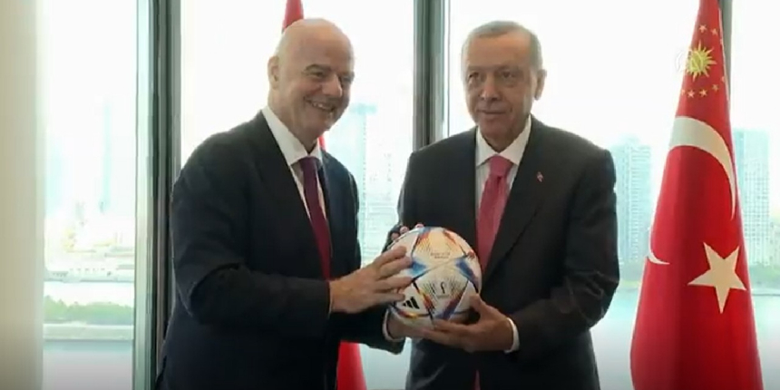 Cumhurbaşkanı Erdoğan, FIFA Başkanı Gianni Infantino'nun hediye ettiği topa kafa attı!