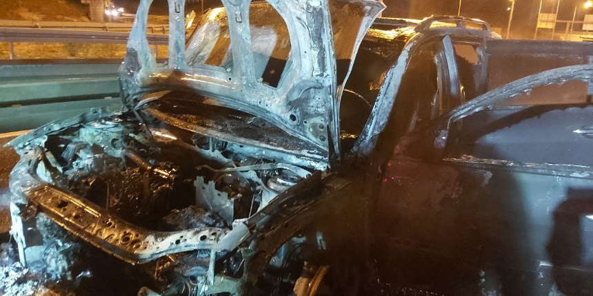 Seyir halinde alev topuna dönen arabadan montunu bile alamadan indi