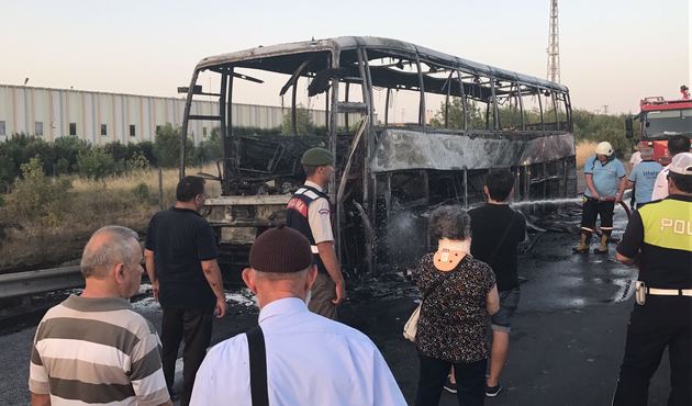 Tem otoyolunda yolcu otobüsü alev, alev yandı...
