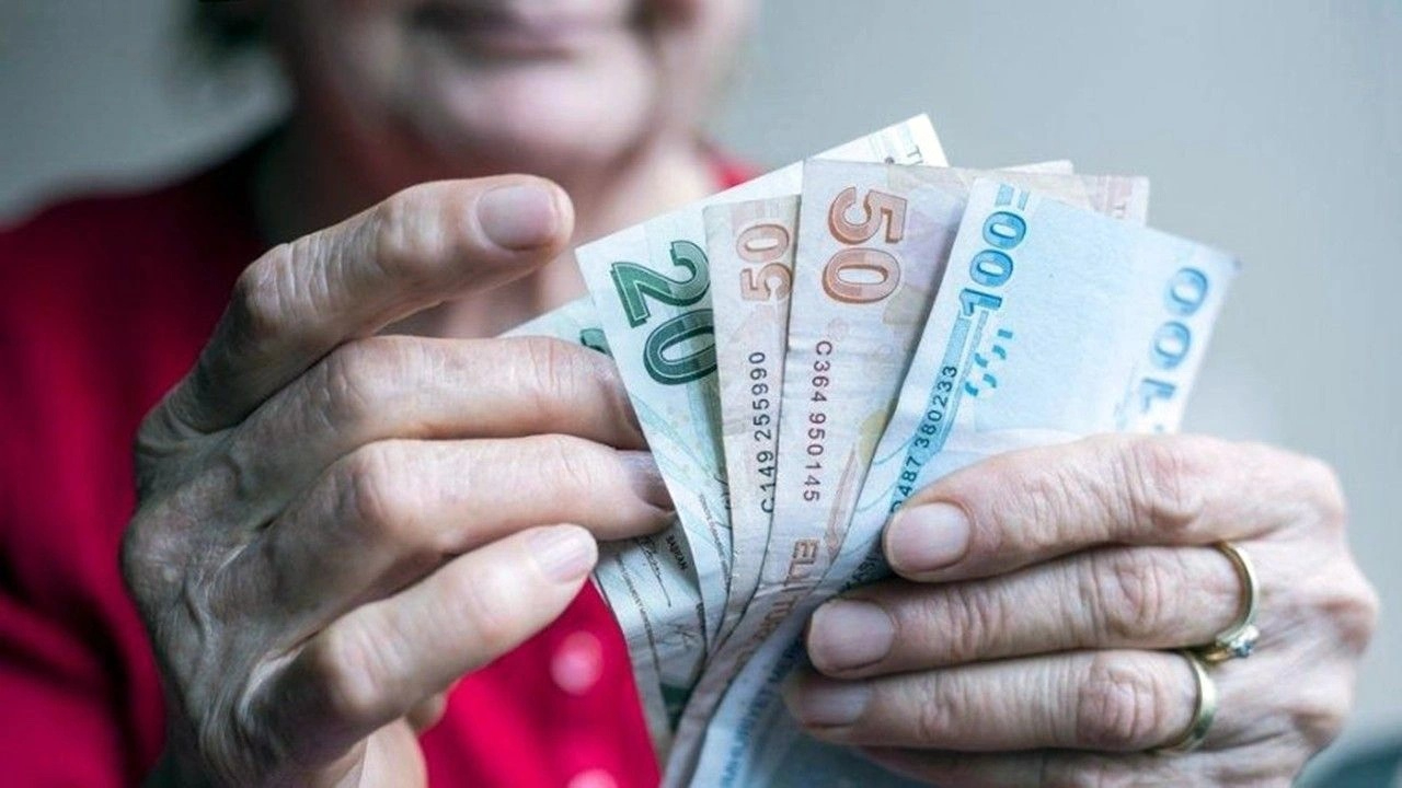 Erken Emeklilikte Kadınlar 50, Erkekler 55 Yaşında Emekli Oluyor! Bu Şartları Yerine Getirenler Emekli Oluyor