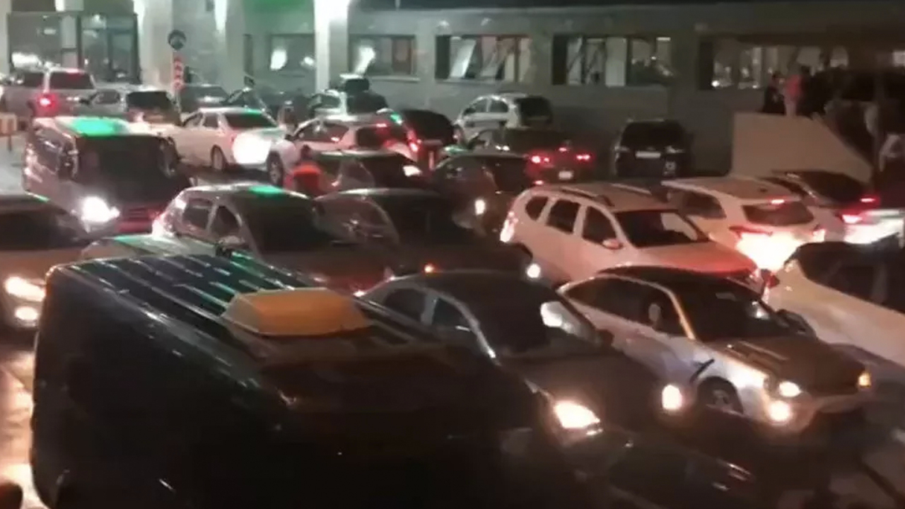 Seferberlik kararı sonrası Rusya karıştı: Sınırda araç trafiği kilitlendi