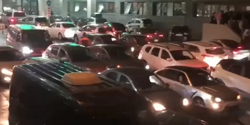 Seferberlik kararı sonrası Rusya karıştı: Sınırda araç trafiği kilitlendi