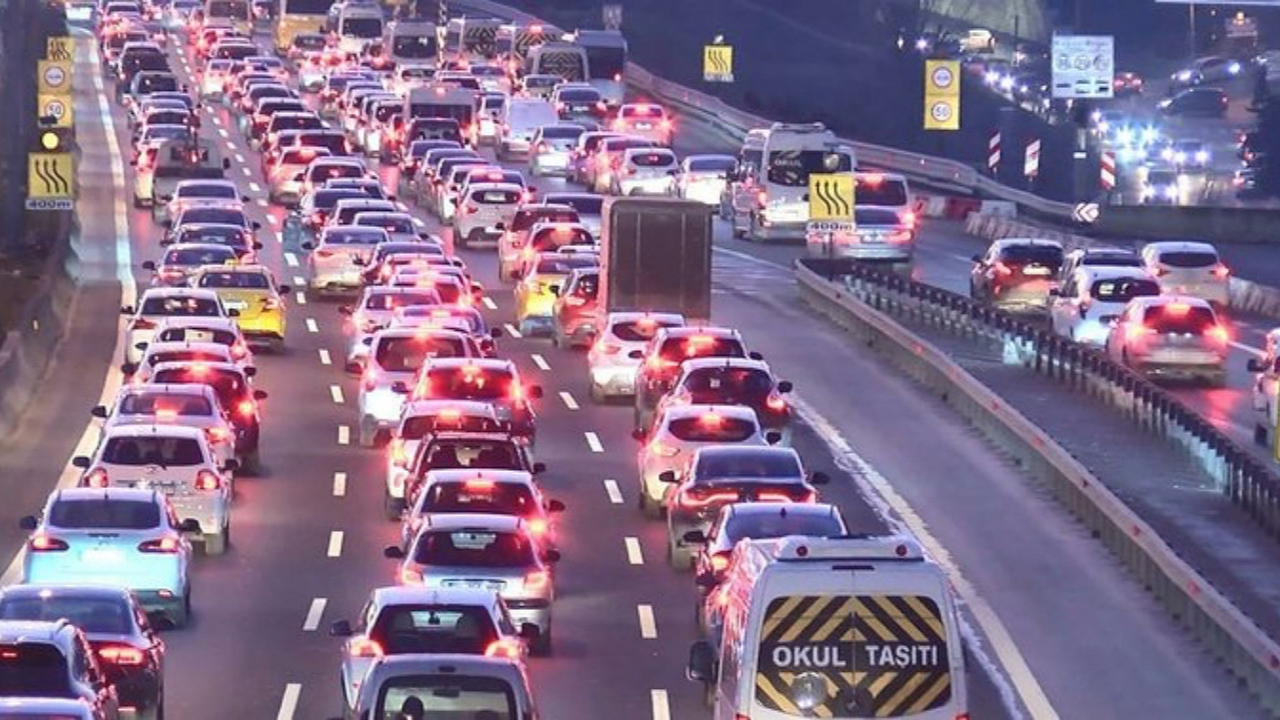 Yola çıkacaklar dikkat! İstanbul'da yağmur ile birlikte trafik çilesi de başladı! Yüzde 55'in üzerinde...