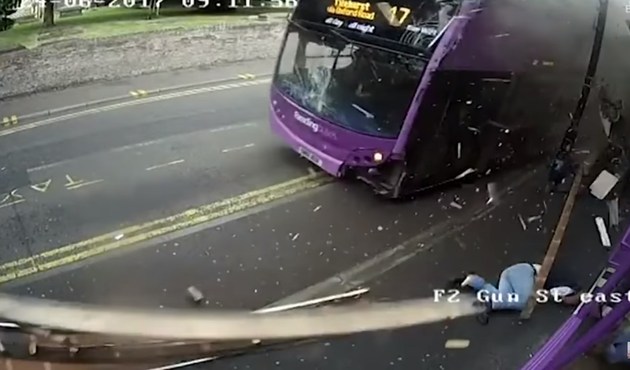 Otobüs çarptı, kalkıp yoluna devam etti/Video...
