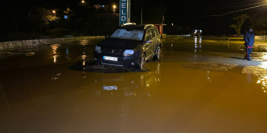 Zonguldak'ta sağanak nedeniyle Ilıksu Deresi taştı