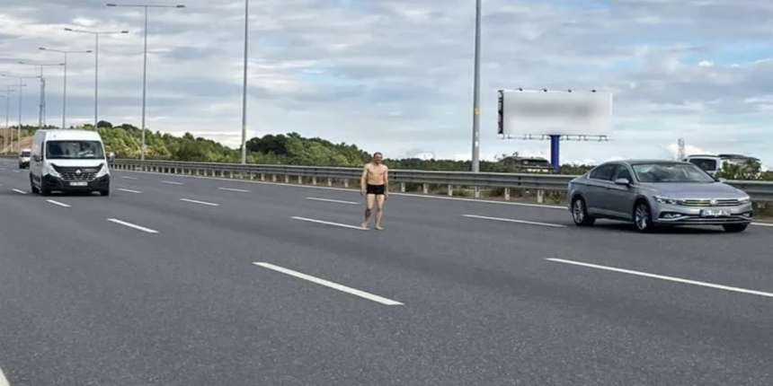 Yarı çıplak halde otoyolda koştu, trafiği tehlikeye attı!