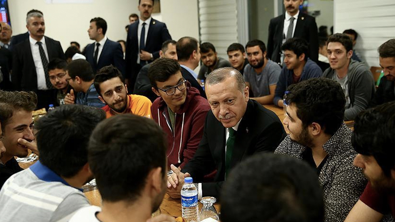 AK Parti genç seçmenler için kampanya başlatıyor: 'İlk oyum Erdoğan'a, ilk oyum AK Parti'ye'