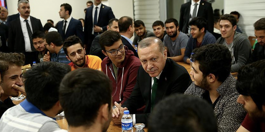 AK Parti genç seçmenler için kampanya başlatıyor: 'İlk oyum Erdoğan'a, ilk oyum AK Parti'ye'