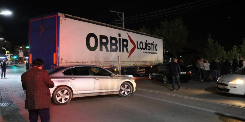 Arızalanan tır caddeye daldı, ortalık savaş alanına döndü