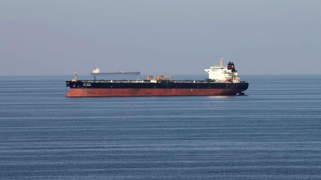 Rus petrolünün Yunanistan açıklarından Avrupa'ya gizlice sevki denizdeki takiple görüntülendi