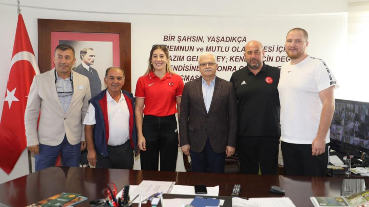 Şampiyon güreşçi Yasemin Adar Yiğit Burhaniye’ye konuk oldu