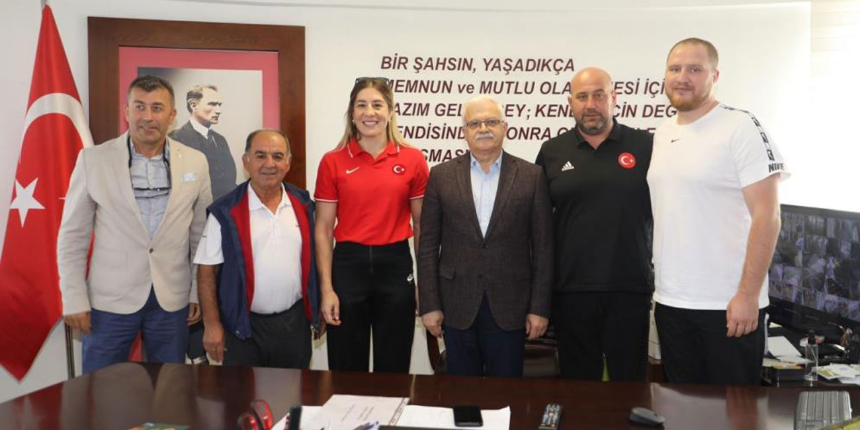Şampiyon güreşçi Yasemin Adar Yiğit Burhaniye’ye konuk oldu