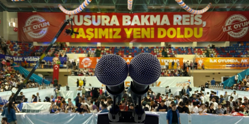 Gençlerden Cumhurbaşkanı Erdoğan'a esprili pankart: "Kusura bakma Reis, yaşımız yeni doldu"