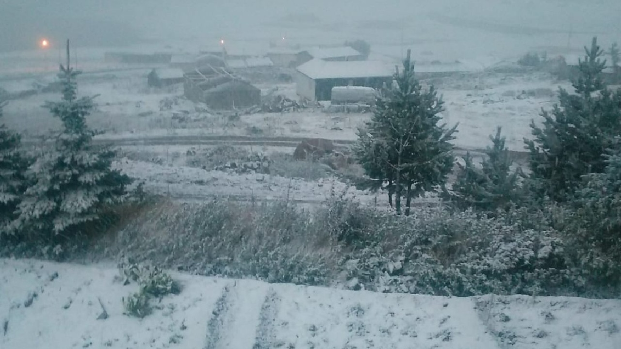 Bayburt'un yüksek kesimlerine kar yağdı